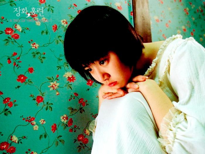 Flower motifs and colours serve to heighten the suspense