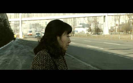 Director Jeon Kyu-hwan frames Jung-rim as alone and isolated Director Jeon Kyu-hwan frames Jung-rim as alone and isolated