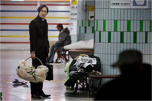 Byeong-woo is shocked by his client's lifestyle Byeong-woo is shocked by his client's lifestyle