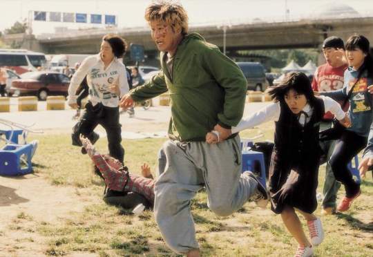 Gang-du and Hyeon-seo run from the monster