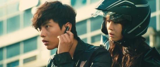Gi-soo and Choon-sim are forced to work together or the helmet-bomb will detonate