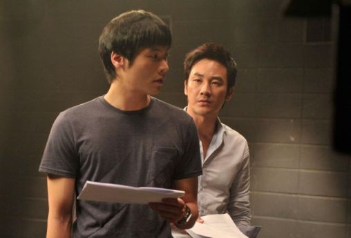 Byeong-hoon rehearses the script with client Sang-yong