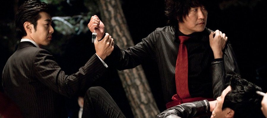 Doo-heon is drawn back to the syndicate through his best friend's death