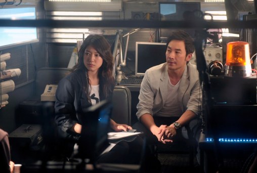 Min-yeoung and boss Byeong-hoon observe their latest scenario