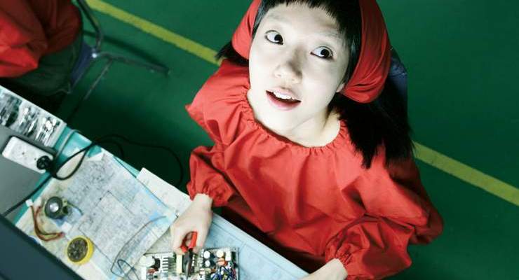 Young-goon works in a radio factory, hearing broadcasts about her cyborg nature