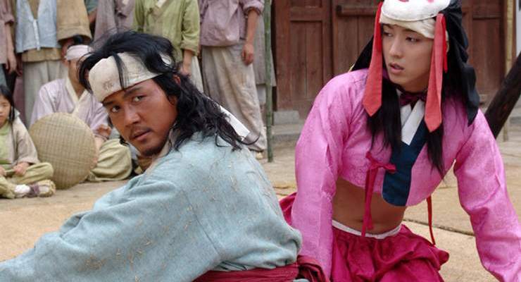 Jang-saeng and Gong-gil perform their popular routines for unappreciative nobility