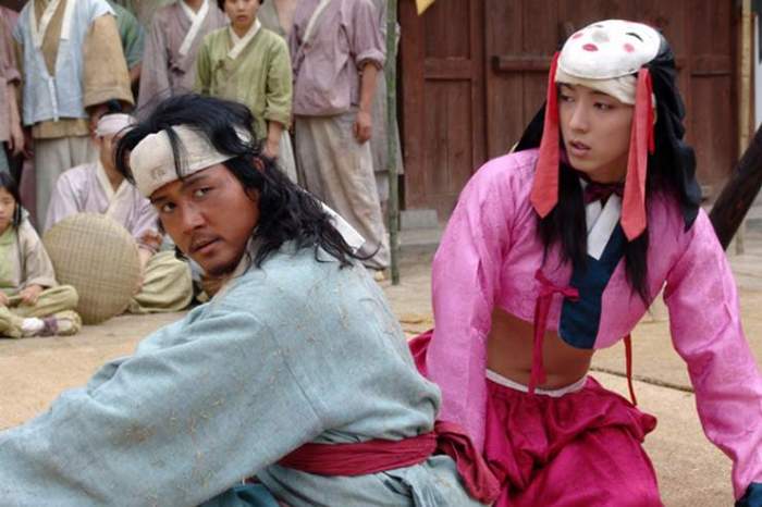 Jang-saeng and Gong-gil perform their popular routines for unappreciative nobility