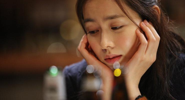 Yeo-ri (여리) is a lonely and isolated woman due to the apparitions