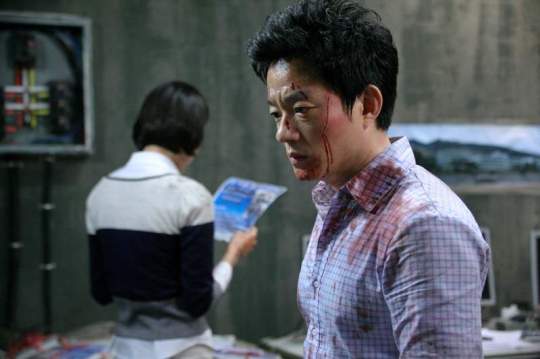 Teacher Hwang Chang-wook desperately tries to protect his students