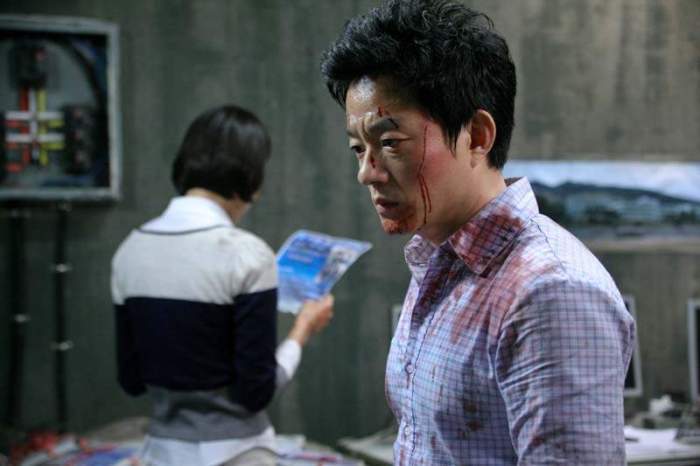 Teacher Hwang Chang-wook desperately tries to protect his students Teacher Hwang Chang-wook desperately tries to protect his students