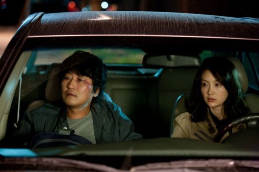 Sang-gil and rookie Eun-yeong reluctantly investigate together