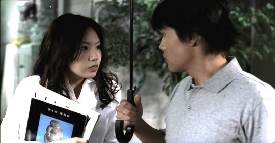 Tae-hee and In-woo meet during a rainstorm