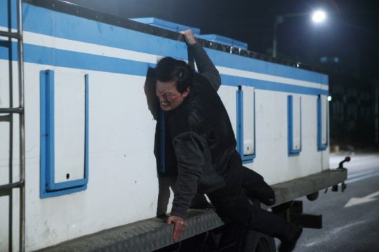 Detective Choi gives chase during a dramatic car chase