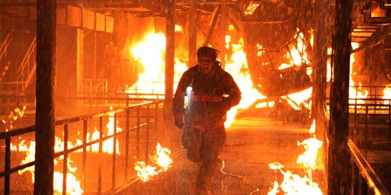 Firefighter captain Kang Yeong-gi races to battle the blaze