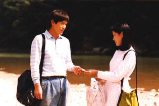 Yeong-ho and his first love Soon-im share a tender moment