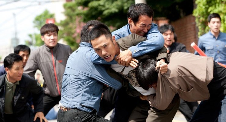 Jin-bae attempts to penetrate the security surrounding 'The Man's' residence