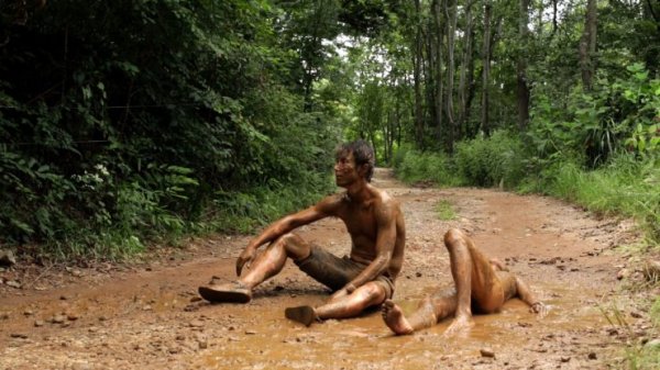 As the relationship deteriorates, symbolic brown tones enter the frame