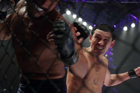 In the tournament, Deok-gyu gives his all in a bout with Mr. Turtle