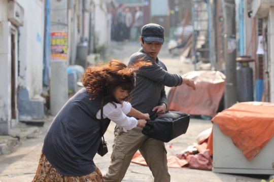 Due to ineffective police work, the ajumma tracks the criminal herself