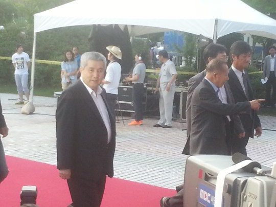 Director Im Kwon-taek traverses the red carpet with Ahn Seung-gi and Kim Dong-ho