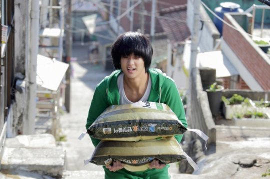 North Korean spy Ryu-hwan disguises himself as village idiot Dong-gu