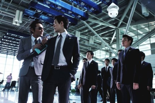 Senior gangsters and close friends Jeong Cheong (left) and Ja-seong greet at the airport