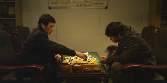 Min-su and the mob boss form a relationship through the gentleman's game of baduk