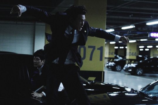 Jeong Cheong viciously battles his way through assassins