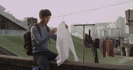 Yong-ju harbors a secret crush on fellow student Gi-woong