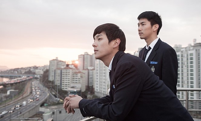 Yong-ju and Gi-woong contemplate their lives atop Night Flight