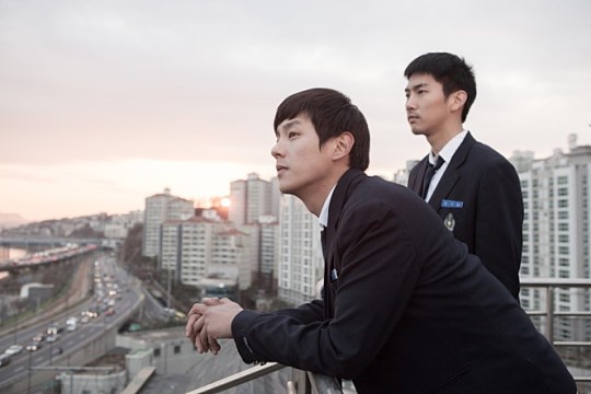 Yong-ju and Gi-woong contemplate their lives atop Night Flight