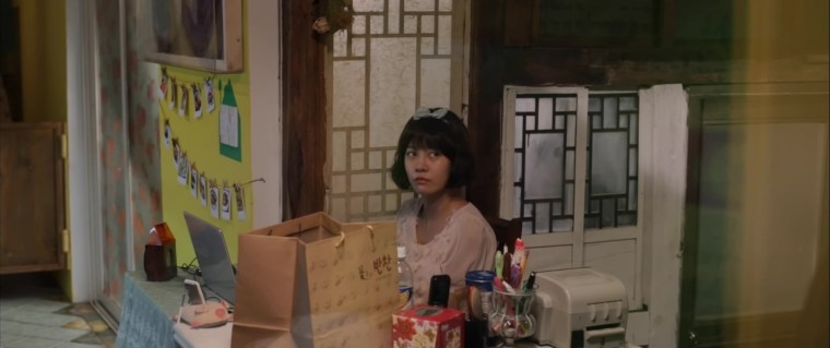 Gyu-jeong wears quirky clothes while selling side dishes to get Nam-girl's attention and discover his secrets