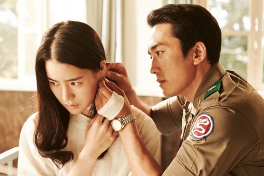 Jin-pyeong helps Ga-heun wear an earring after he saves her from a life-threatening incident
