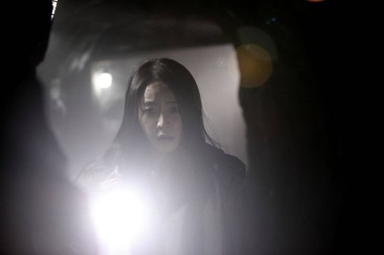 Shy girl Eun-joo steps into the darkness alone and discovers secrets long buried