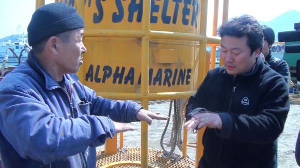 Lee Jong-in (left) explains how to diving bell technology can save lives