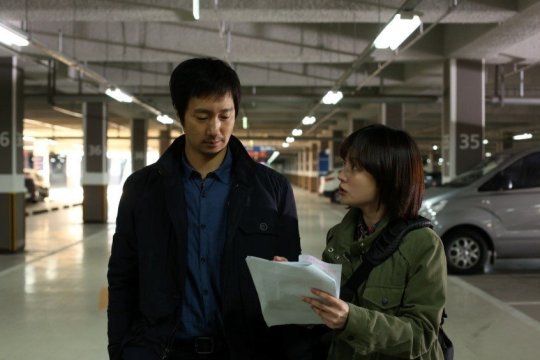 Producer Min-cheol and intrepid assisstant I-seul uncover the evidence