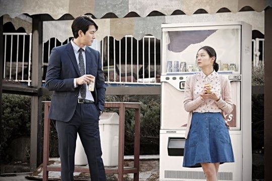 While in exile, literature professor Hak-gyu meets innocent Deokee