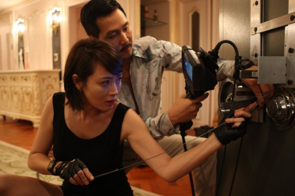 Safecracker Pepse and thief Popie make a play for the diamond