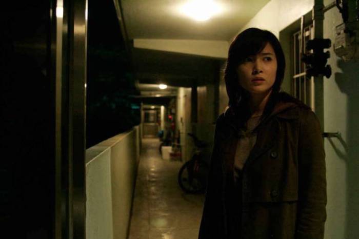 Hee-jin feels something is terribly wrong in the apartment complex