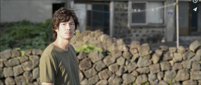 Shin-woong notices something specia and hiddenl in Seol-ji's work