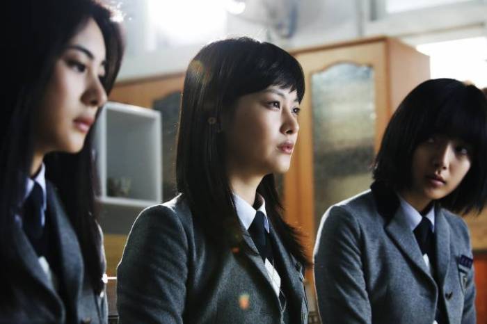 Soy, Yoo-jin and Eun-yeong agree to a suicide pact to end their suffering